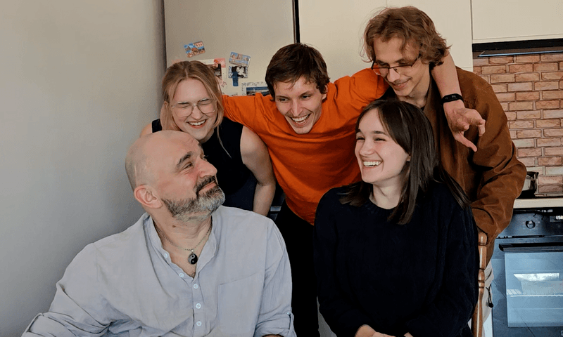 Pan Adam i studenci Politechniki Wrocławskiej. Nad protezą pracowali Maja Stachowicz, Małgorzata Stępień, Piotr Stojecki, Robert Jesionowski i Krzesimir Pieczarka