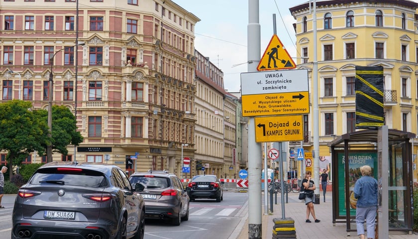 Ulica Szczytnicka jest obecnie zamknięta przez remont torowiska. Na koncepcję jej kompleksowej przebudowy trwa przetarg  