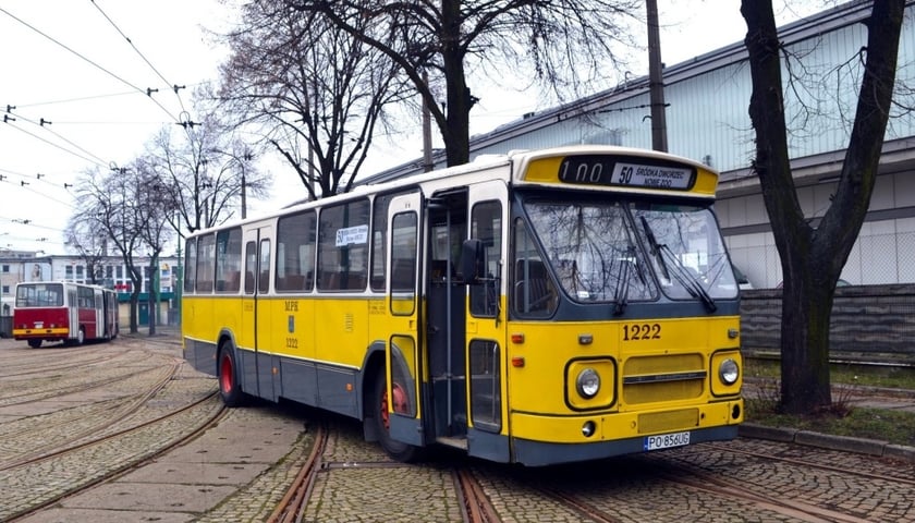 Żółty autobus DAF MB200