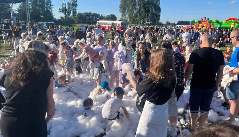 <p>Piana party podczas rodzinnego festynu na osiedlu Widawa</p>
