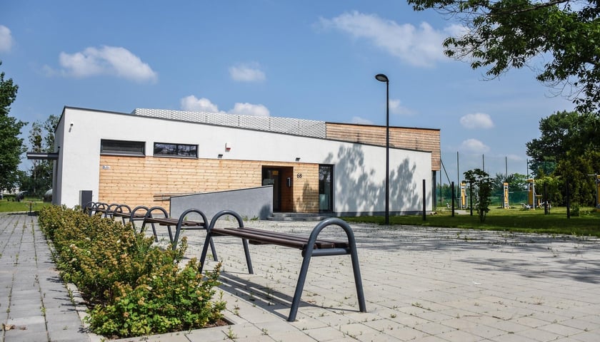 <p>Budynek na terenie sportowym przy ul. Kominiarskiej</p>