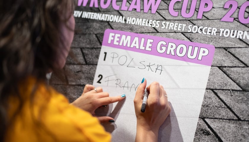 Losowanie grup XIV Międzynarodowego Turnieju w Ulicznej Piłce Nożnej Osób Bezdomnych Wrocław Cup 2024 