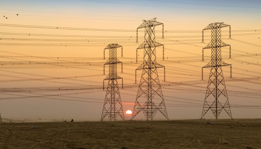 Awaria prądu we Wrocławiu. Na zdjęciu słupy energetyczne. Zdjęcie ilustracyjne
