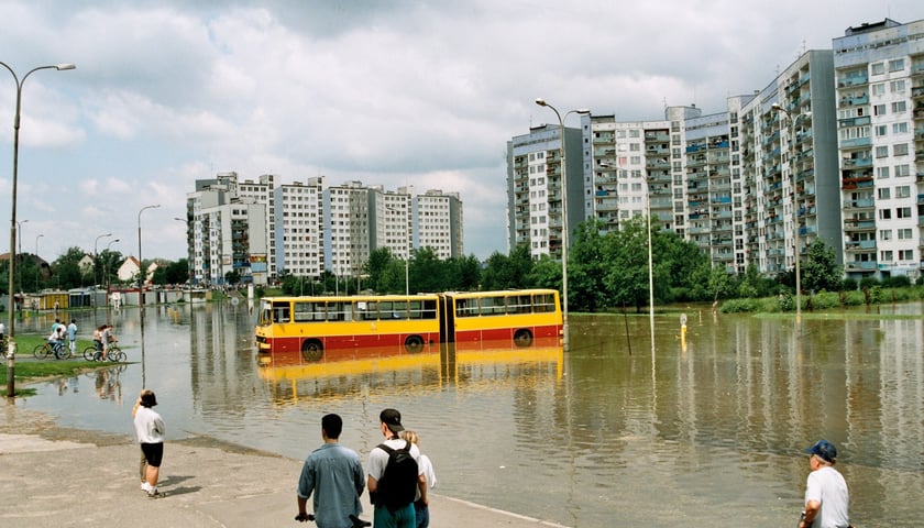 <p>Pow&oacute;dź Tysiąclecia we Wrocławiu, 1997 rok</p>