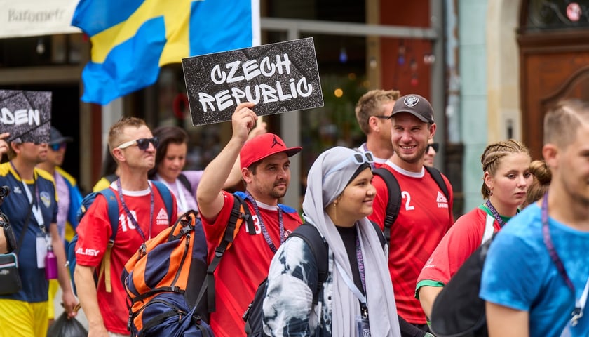 Parada rozpoczynająca Międzynarodowy Turniej Piłki Nożnej Ulicznej Os&oacute;b Bezdomnych Wrocław Cup 2024