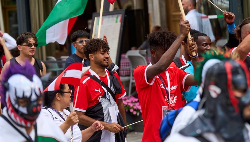 Parada rozpoczynająca Międzynarodowy Turniej Piłki Nożnej Ulicznej Os&oacute;b Bezdomnych Wrocław Cup 2024