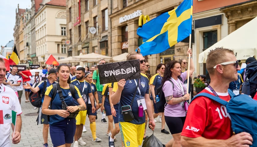 Parada rozpoczynająca Międzynarodowy Turniej Piłki Nożnej Ulicznej Os&oacute;b Bezdomnych Wrocław Cup 2024