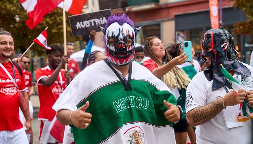 Parada rozpoczynająca Międzynarodowy Turniej Piłki Nożnej Ulicznej Os&oacute;b Bezdomnych Wrocław Cup 2024