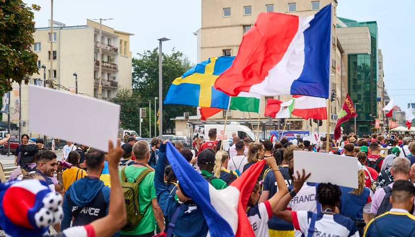 Parada rozpoczynająca Międzynarodowy Turniej Piłki Nożnej Ulicznej Os&oacute;b Bezdomnych Wrocław Cup 2024