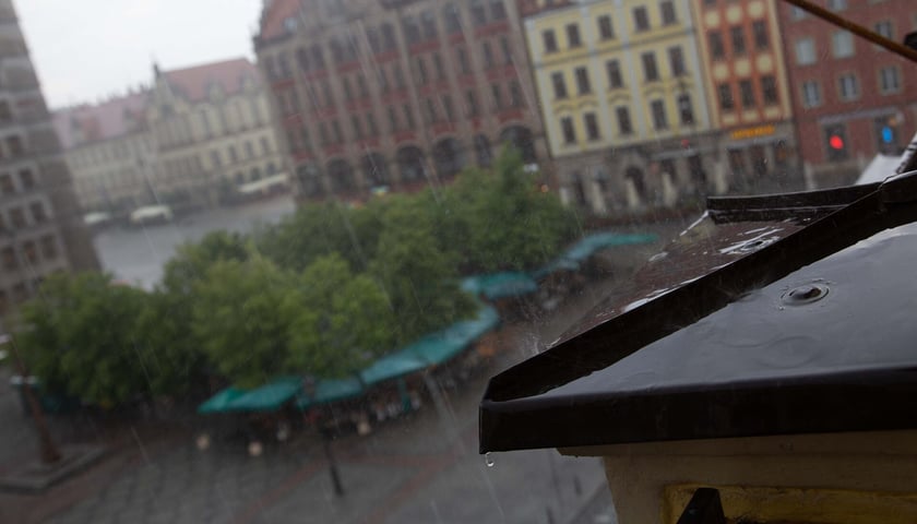 Deszcz we Wrocławiu, zdjęcie ilustracyjne.