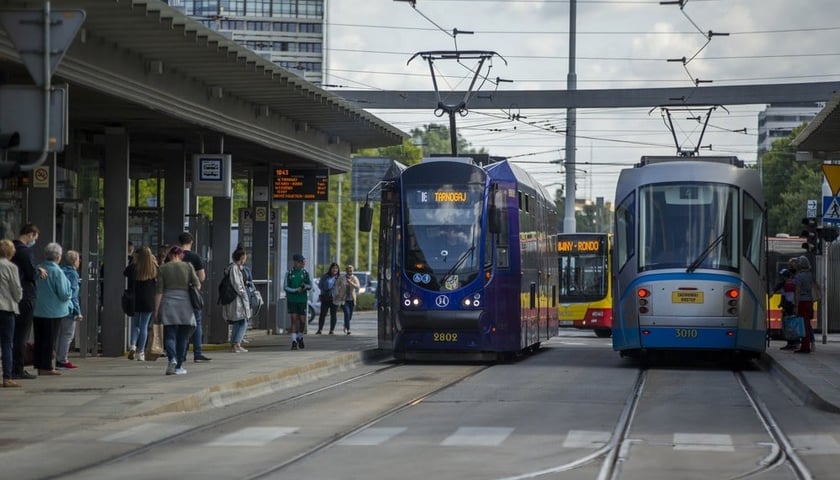 Rondo Reagana, tramwaje