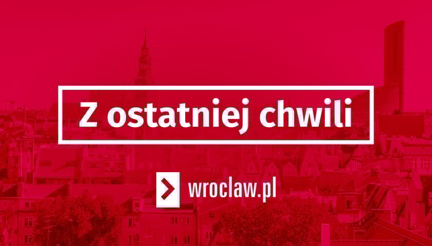 Czerwona plansza z napisem "Z ostatniej chwili"