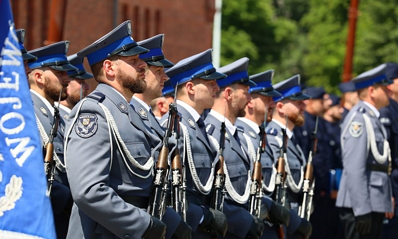 Policjanci w mundurach