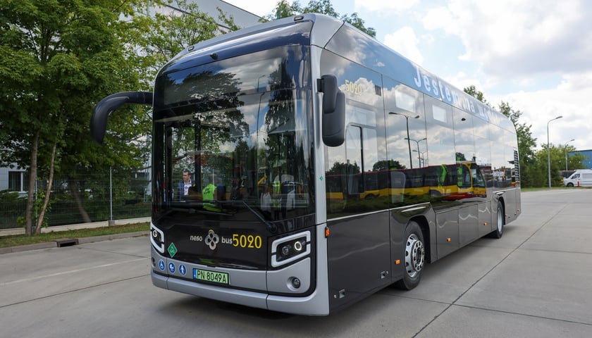 Wodorowy autobus Nesobus na zajezdni Obornicka