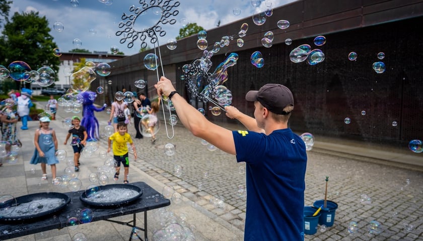<p>Hydropolis &ndash; jedyne w Europie centrum wiedzy o wodzie &ndash; odwiedził dziś (16 lipca) 2,5-milionowy gość! A właściwie czworo gości.</p>