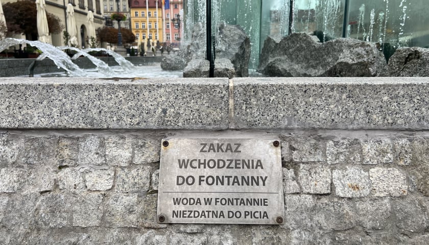 Tabliczka z napisem Zakaz wchodzenia do fontanny. Woda w fontannie niezdatna do picia