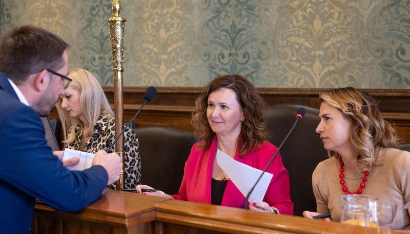 Przewodnicząca Rady Miejskiej Agnieszka Rybczak podczas obrad sesji Rady Miejskiej Wrocławia