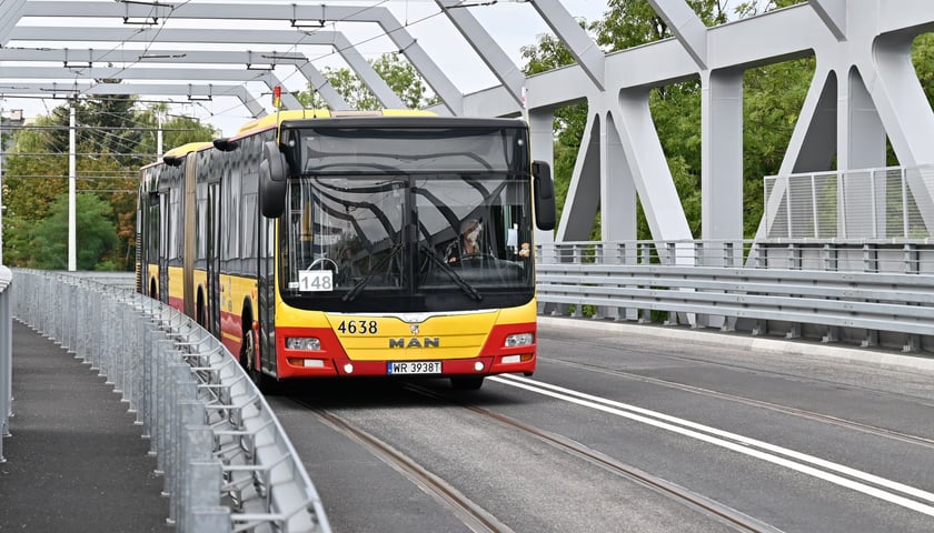 Zdjęcie ilustracyjne: autobus wrocławskiej komunikacji miejskiej 
