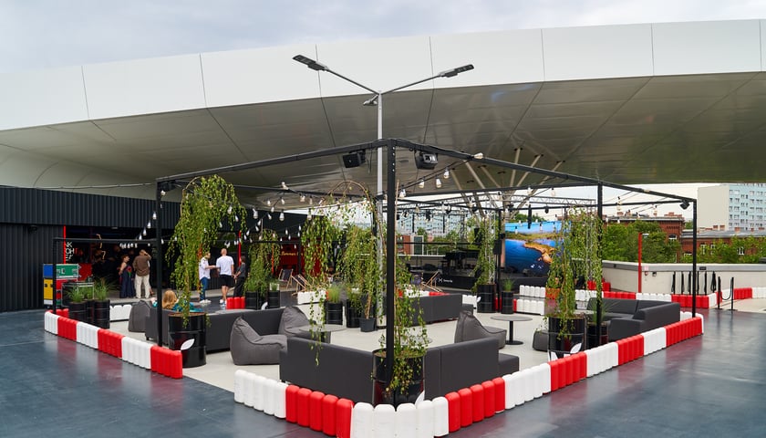 Pitlane Summer Bar na dachu Wroclavii