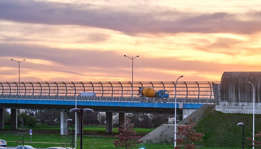 Widok na AOW w pobliżu węzła Wrocław Stadion