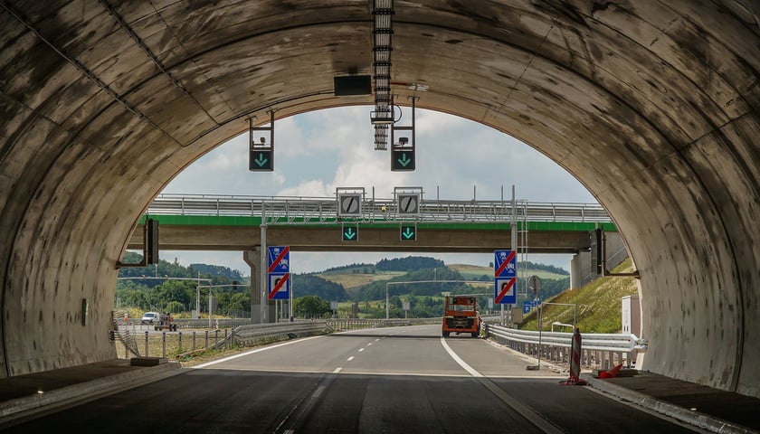 Widok na wylot z tunelu T-26 na trasie S3 Bolków - Kamienna Góra