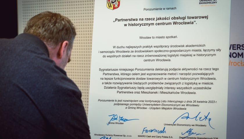 <p>Podpisanie partnerstwa na rzecz jakości obsługi towarowej w historycznym centrum miasta Wrocławia (17.07.2024)</p>