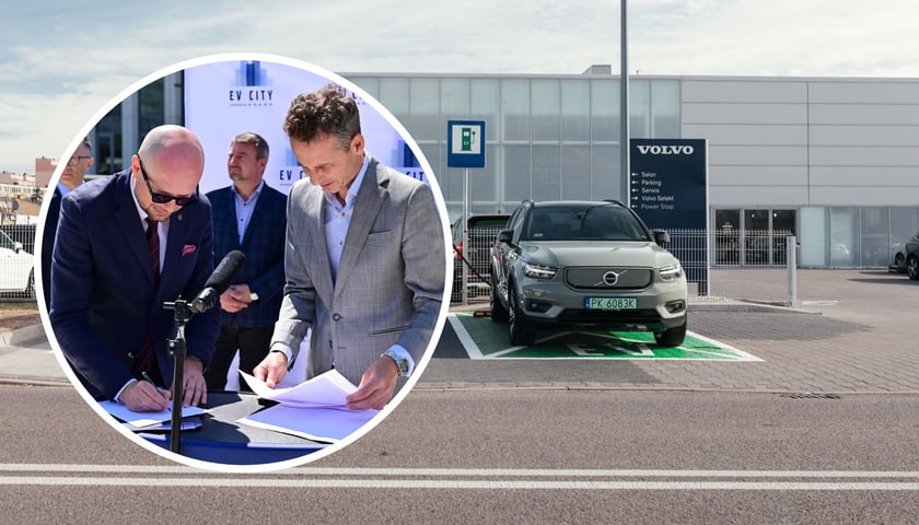 Duże zdjęcie przedstawia stację ładowania samochodów elektrycznych, na małej fotografii wiceprezydent Jakub Mazur podpisuje umowę z Mariuszem Nyczem z Volvo na budowę stacji ładowania we Wrocławiu