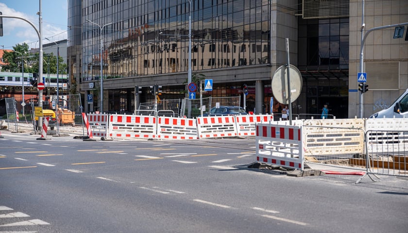 Torywolucja na ulicy Powstańców Śląskich. Po czterech tygodniach szyny czekają na ułożenie