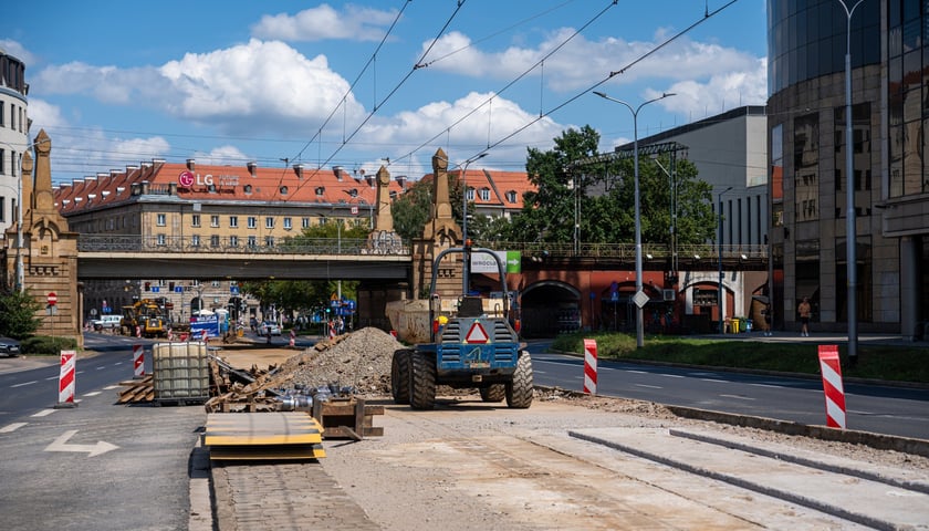 Torywolucja na ulicy Powstańców Śląskich. Po czterech tygodniach szyny czekają na ułożenie
