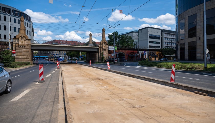 Torywolucja na ulicy Powstańców Śląskich. Po czterech tygodniach szyny czekają na ułożenie