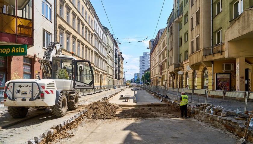 Torywolucja na ulicy Szczytnickiej. Budowa po czwartym tygodniu prowadzenia prac