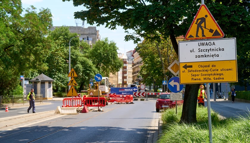 Torywolucja na ulicy Szczytnickiej. Budowa po czwartym tygodniu prowadzenia prac