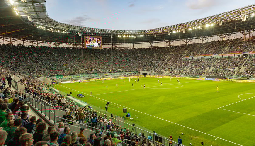zapełniony stadion Tarczyński Arena podczas meczu Śląska