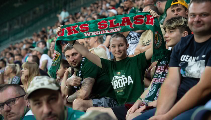 Kibice na meczu Śląsk - Lechia, w środku dziewczyna z szalikiem WKS-u