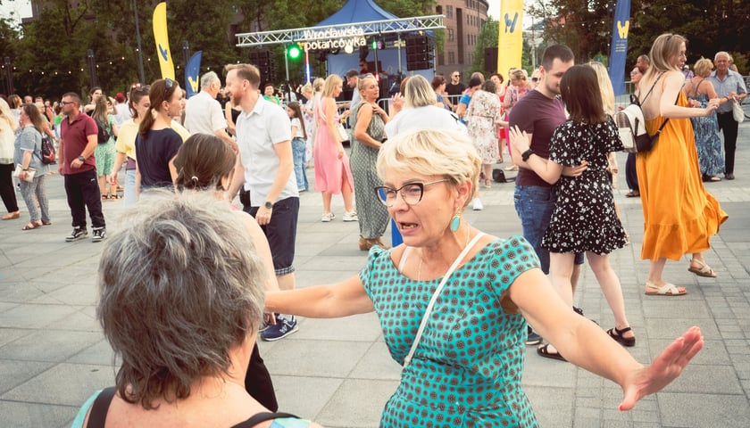 Grupa tańczących osób. Potańcówka na pl. Wolności we Wrocławiu 20.07.2024