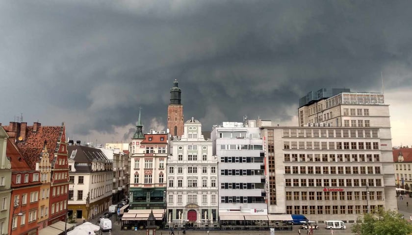 chmury burzowe nad placem Solnym we Wrocławiu, zdjęcie ilustracyjne