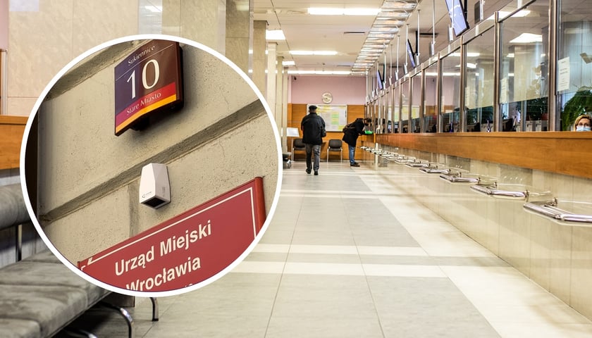 Kolaż dwóch zdjęć. W tle - wnętrze Centrum Obsługi Mieszkańca (COM). W kółku - urządzenie "ToTuPoint" zamontowane przy wejściu do budynku urzędu.