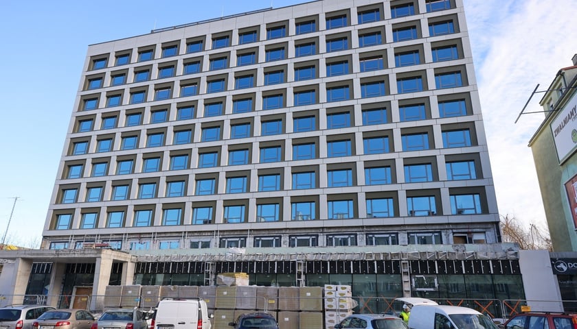 Fasada hotelu Four Points by Sheraton, który zastępuje Wieniawę