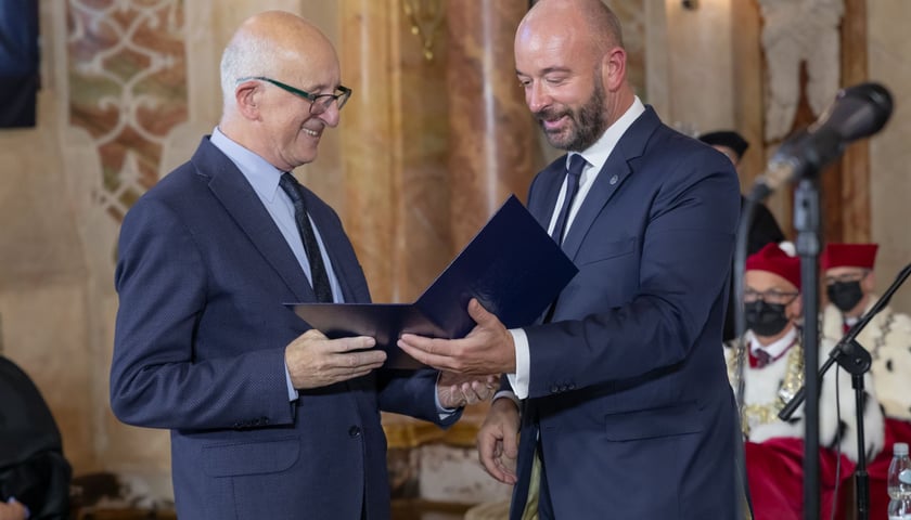Prof. Latosław Latos-Grażyński odbiera Nagrodę z rąk Prezydenta Wrocławia Jacka Sutryka