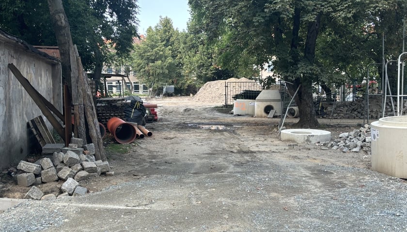 <p>Podw&oacute;rko&nbsp;u zbiegu ulic Jaracza, Orzeszkowej, Wyszyńskiego i Nowowiejskiej - trwa remont</p>