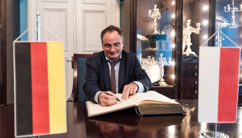Martin Kremer, Konsul Generalny Niemiec we Wrocławiu. Na zdjęciu mężczyzna w okularach siedzi przy biurku