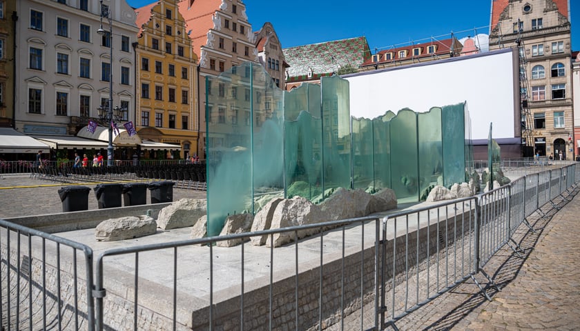 Nieczynna fontanna Zdr&oacute;j na placu Gołębim