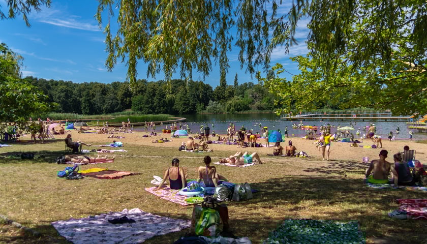 Kąpielisko Morskie Oko. Na zdjęciu widać wypoczywających ludzi