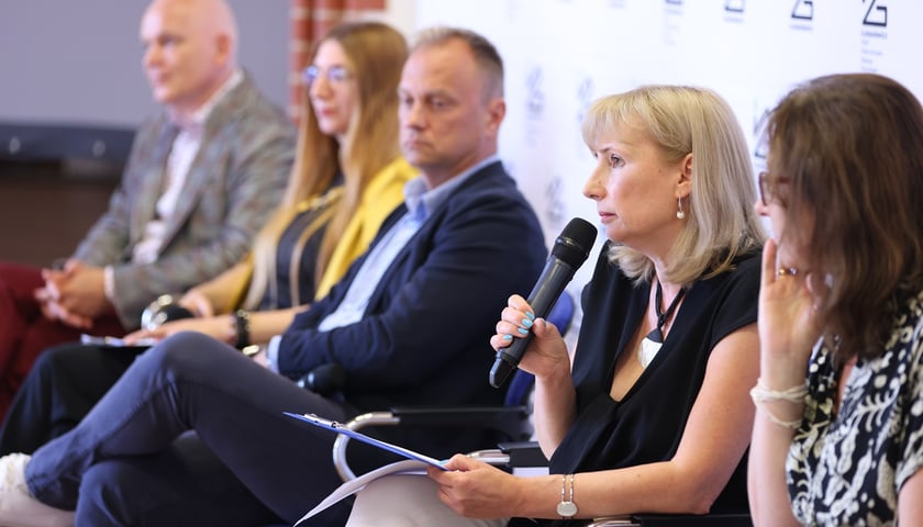 O Dniach Fantastyki opowiadają ich organizatorzy i partnerzy. Organizatorem imprezy jest Ośrodek Postaw Twórczych Zamek w Leśnicy, współorganizatorami: Miejska Biblioteka Publiczna we Wrocławiu oraz Gildia Organizatorów, a Sieć Badawcza Łukasiewicz – PORT Polski Ośrodek Rozwoju Technologii we Wrocławiu występuje jako partner wydarzenia.