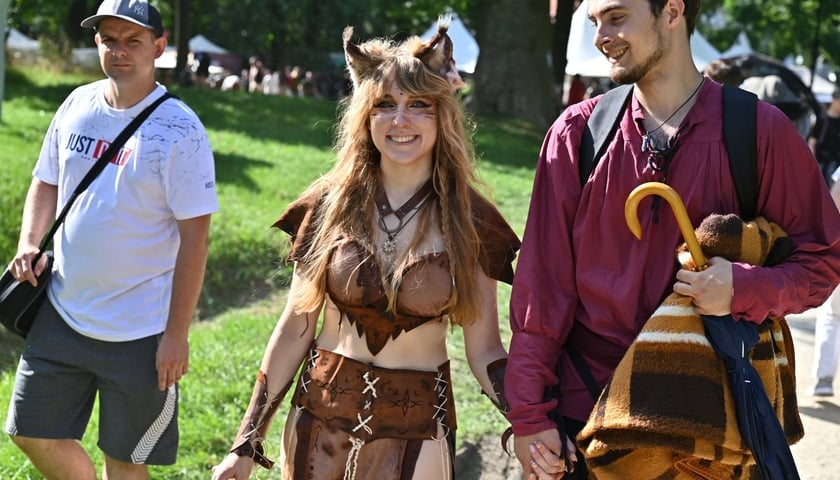 Dni Fantastyki 2023. Trójka uczestników - dwóch mężczyzn, w środku uśmiechnięta, młoda kobieta