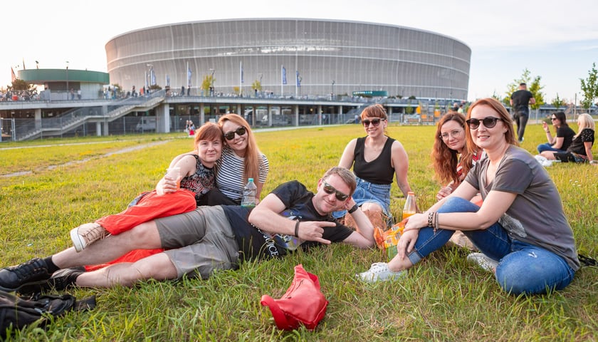 Kobiety wypoczywające na trawie wokół Tarczyński Arena