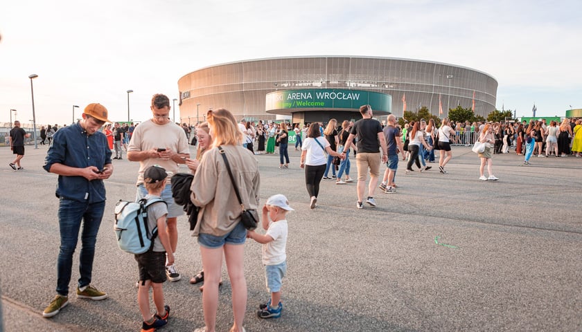 Publiczność zbierająca się na esplanadzie Tarczyński Arena