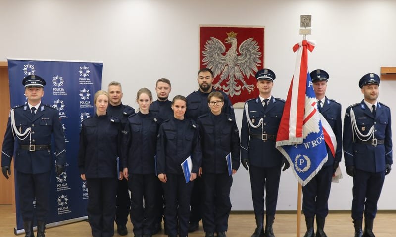 Nowe policjantki i nowi policjanci. Funkcjonariusze złożyli uroczyste ślubowanie we wtorek, 23 lipca, w obecności Komendanta Miejskiego Policji we Wrocławiu