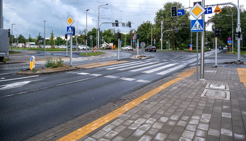 Skrzyżowanie alei Wielkiej Wyspy z ulicą Mickiewicza i aleją Paderewskiego 