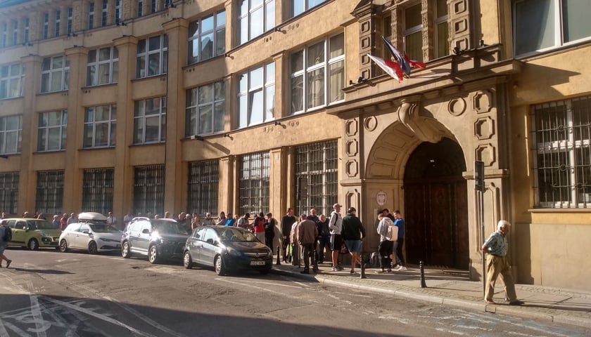 Kolejka przed wrocławskim oddziałem NBP, 26.07.2024.